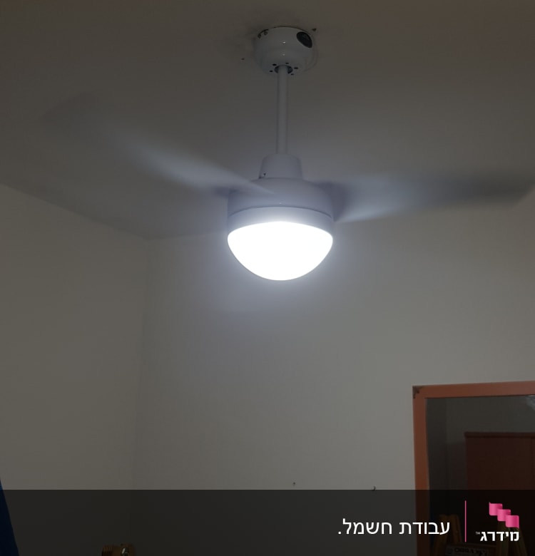 מנורה דולקת על תקרה עם סולם עץ